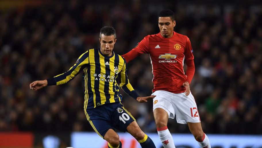 Chris Smalling vẫn vậy, luôn bình tĩnh và là hòn đá tảng cực vững chắc trước khung thành của thủ môn De Gea. Dù dính chấn thương khá lâu nhưng khi vừa trở lại, tuyển thủ người Anh đã có được vị trí thi đấu chính thức trong đội hình của MU.