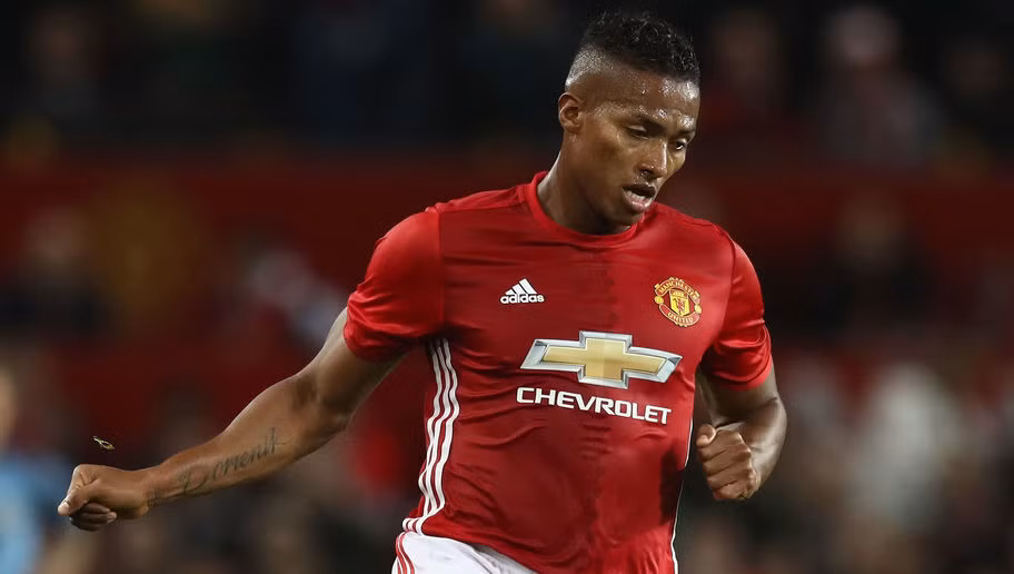 Trong bối cảnh không có một hậu vệ phải thực thụ, dưới thời Luis Van Gaal, Antonio Valencia đã được kéo về đá vị trí này. Nhưng cuối cùng, từ nhân vật đóng thế, cầu thủ người Ecuador này đã hoàn thành xuất sắc nhiệm vụ. Sức mạnh từ những pha lên bóng và tạt bóng đá không ít lần mang lại lợi thế về điểm số cho CLB MU.