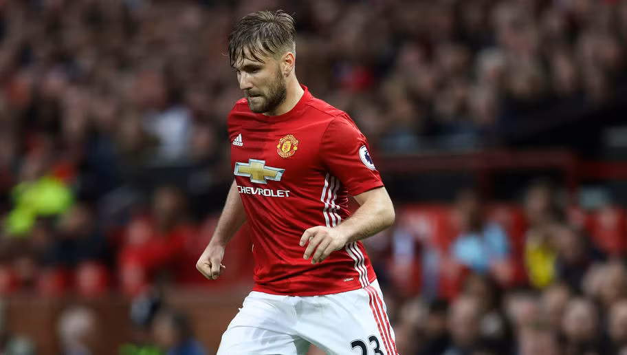 Mới trở lại sau chấn thương, tuy nhiên Luke Shaw đã nhanh chóng có được vị trí thi đấu chính thức. Cầu thủ người Anh được ví như một Patrick Eva mới với khả năng lên công về thủ tuyệt vời.