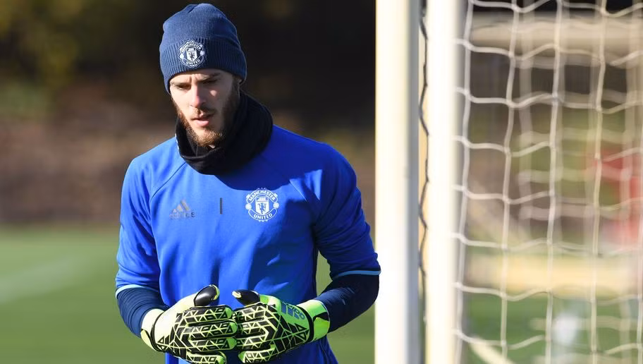Đứng trong khung thành của đội hình tiêu biểu MU do huyền thoại Paul Scholes lựa chọn không ai khác ngoài thủ thành David De Gea. Chính sự xuất sắc của thủ môn người Tây Ban Nha đã giúp đội chủ sân Old Trafford thoát thua và có được những thành công nhất định.