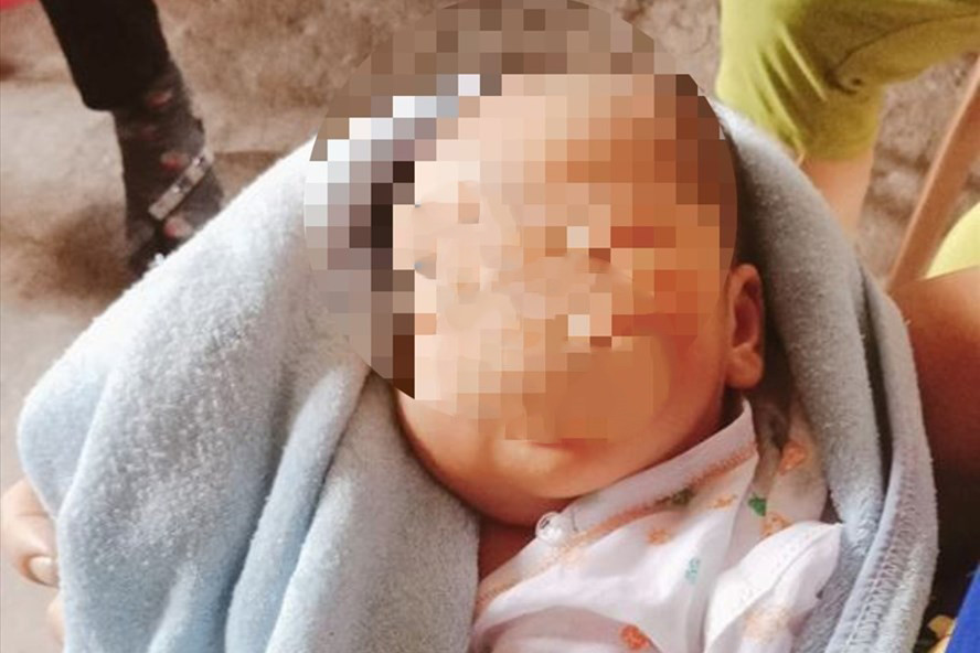 Bé gái được phát hiện bên cầu trong đêm