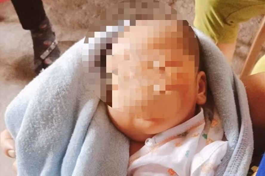 Bé gái được phát hiện bên cầu trong đêm