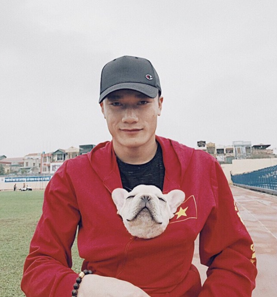 Mới đây, Bùi Tiến Dũng đã đăng lên trang cá nhân đoạn clip vui mừng "hội ngộ" với chú chó cưng. "Về với nhau" và "Vẫn còn nhớ nhau" là caption ngắn gọn nhưng tình cảm mà thủ môn U23 Việt Nam đã viết.