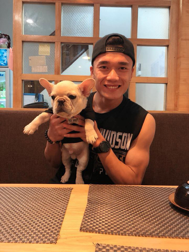 Nhiều người gọi đùa rằng đây là chú chó quốc dân vì lúc nào cũng được Tiến Dũng cưng chiều, chăm sóc hết mực.