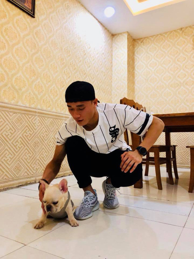 Những khi không phải tập luyện hay đi đấu giải, Tiến Dũng luôn dành thời gian để chơi đùa với Merci, dẫn chó đi dạo, chụp ảnh để đăng lên MXH cũng là điều mà thủ môn này thường xuyên làm.