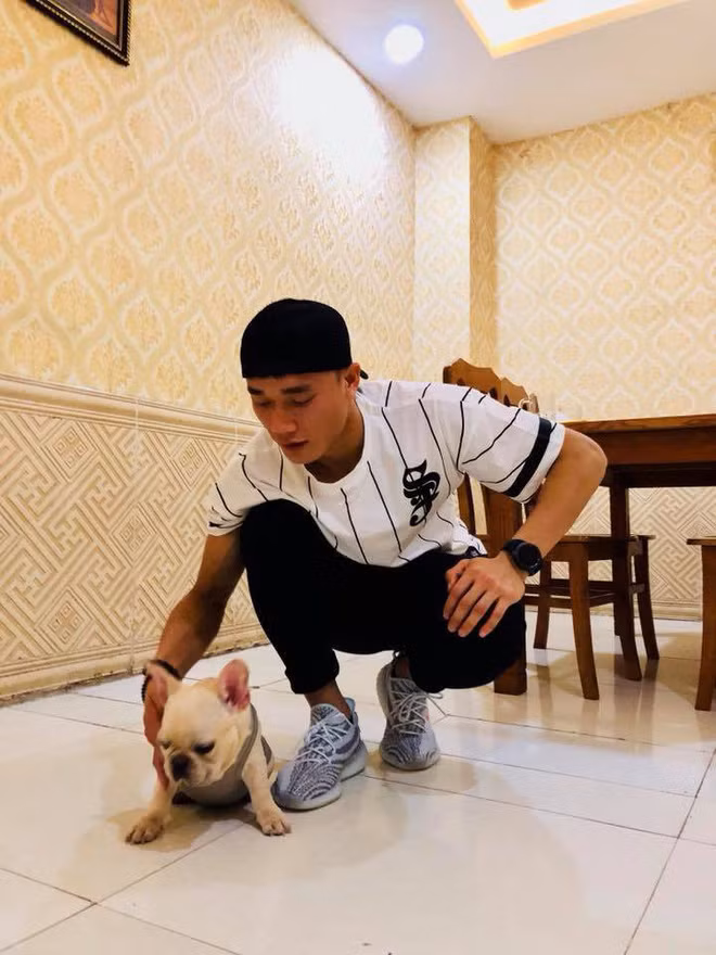 Những khi không phải tập luyện hay đi đấu giải, Tiến Dũng luôn dành thời gian để chơi đùa với Merci, dẫn chó đi dạo, chụp ảnh để đăng lên MXH cũng là điều mà thủ môn này thường xuyên làm.