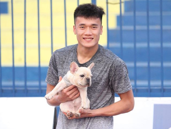 Merci là chú chó bull Pháp được Tiến Dũng nuôi cách đây không lâu. Chú chó có khuôn mặt khó đăm đăm nhưng lại được thủ môn đội tuyển U23 Việt Nam rất cưng chiều.