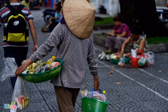 Bà Đồ Thị Hồng (quê Quảng Ngãi) làm nghề bán xoài, trứng cút, bánh tráng trộn...