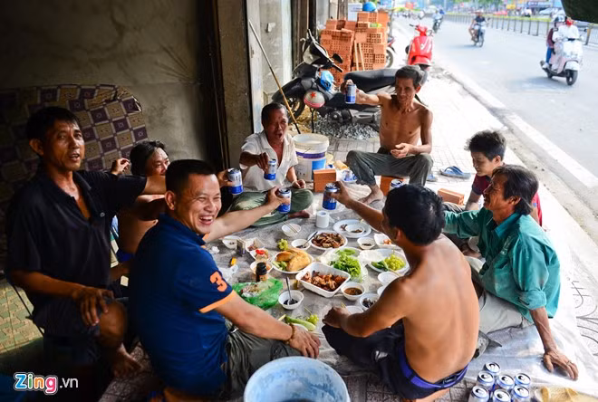 Những anh em công nhân tứ xứ, làm đủ nghề từ phụ hồ, xích lô, ba gác... tụ họp bên nhau mừng ngày lễ 2/9. Các anh chia sẻ, tiền làm được chỉ đủ kiếm sống qua ngày nên không có điều kiện về quê, đành ở lại thành phố kiếm thêm dành dụm để dịp Tết về với gia đình.