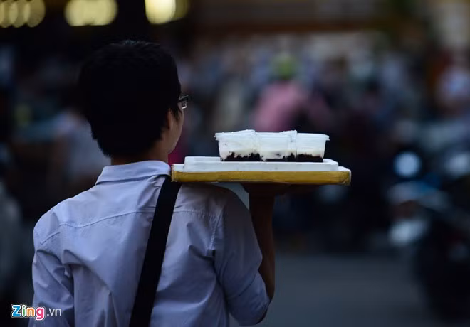 Thành bật mí những ngày nghỉ lễ bán được nhiều hơn, có ngày kiếm khoảng 300.000 -400.000 đồng. Sau lễ cậu mới về quê thăm gia đình.