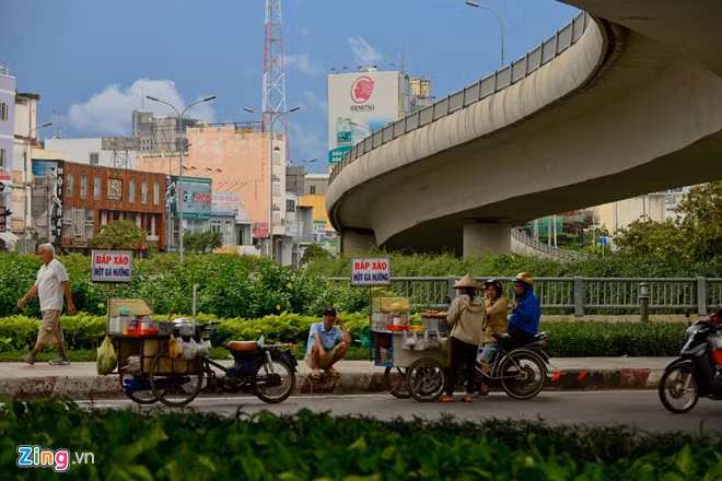Với những người bán bắp xào, ngày lễ Quốc khánh cũng như ngày thường, họ đều phải làm việc.