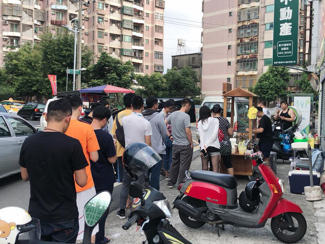 Với làn da trắng sứ, gương mặt khả ái cùng thân hình vô cùng nóng bỏng, dù ăn mặc rất đơn giản nhưng cô nàng chủ quán takoyaki (bánh bạch tuộc) này vẫn vô cùng nổi bật.