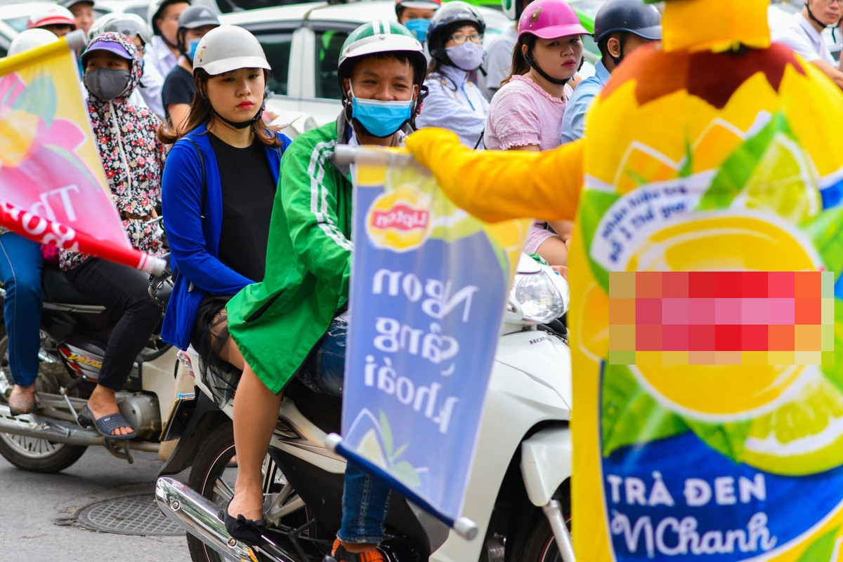 Bên cạnh đó, nhiều người cũng cho rằng hình thức quảng cáo này rất nguy hiểm bởi những "sinh vật" này có thể gây cản trở giao thông và rất có thể xảy ra những tai nạn bất ngờ nếu chúng không kịp vào lề đường.