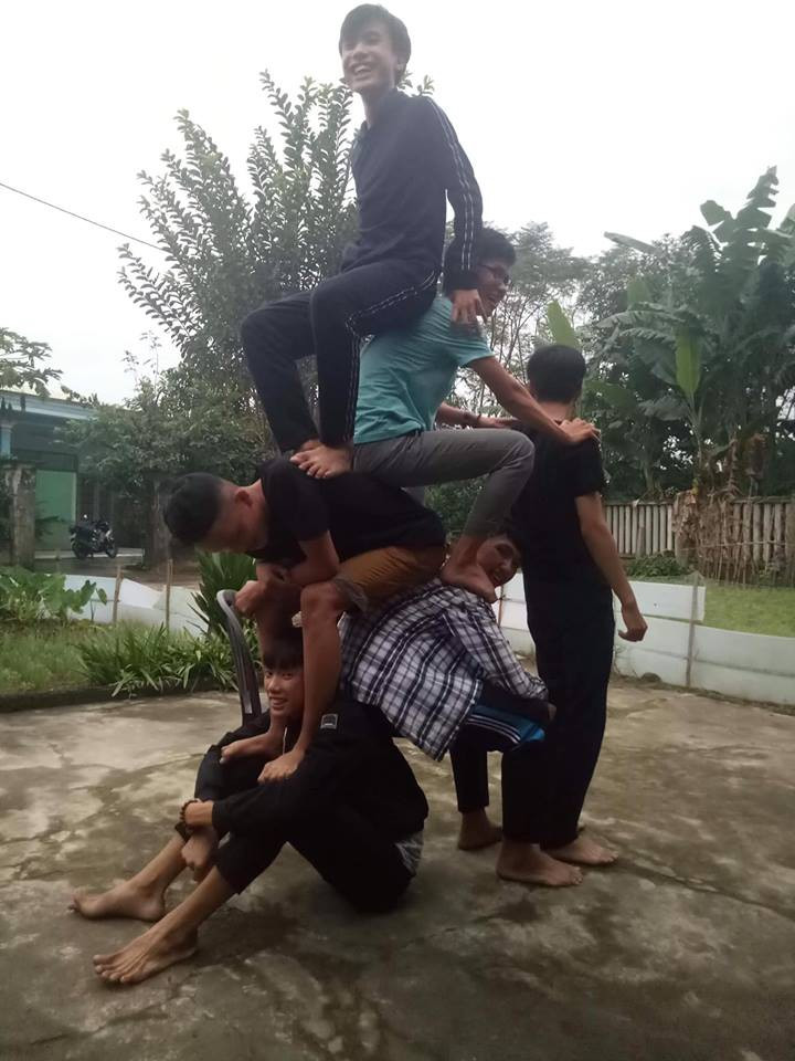 Theo nhiều người cho biết, mới đầu thì trông có vẻ đây là một trào lưu chụp ảnh khá khó khi cũng cần kha khá sức mạnh và độ khéo léo.