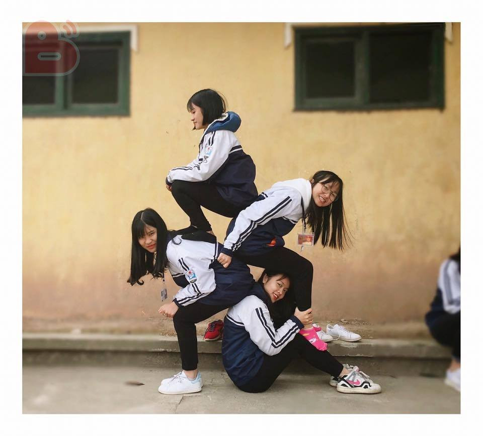 Trào lưu "xếp hình" chụp ảnh mới tinh này được bắt đầu từ một bức ảnh của nhóm 4 thanh niên nước ngoài. Điều đặc biệt là thay vì chụp ảnh một cách bình thường, 4 anh chàng này lại ngồi kiểu xếp chồng lên nhau trông khá là vi diệu.