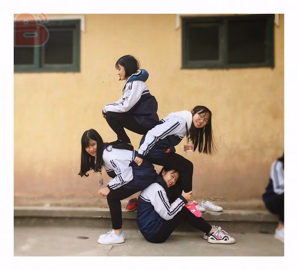 Trào lưu "xếp hình" chụp ảnh mới tinh này được bắt đầu từ một bức ảnh của nhóm 4 thanh niên nước ngoài. Điều đặc biệt là thay vì chụp ảnh một cách bình thường, 4 anh chàng này lại ngồi kiểu xếp chồng lên nhau trông khá là vi diệu.