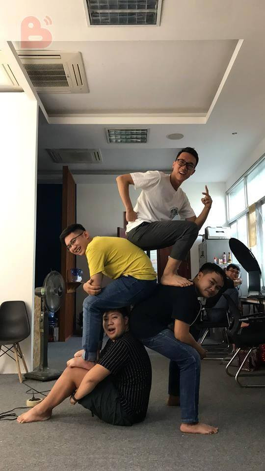 Tuy nhiên, khó đến mấy thì cũng chẳng làm dân mạng chào thua đâu và từ đó rất nhiều những bức ảnh theo cách chụp ảnh này đã được CĐM thực hiện.