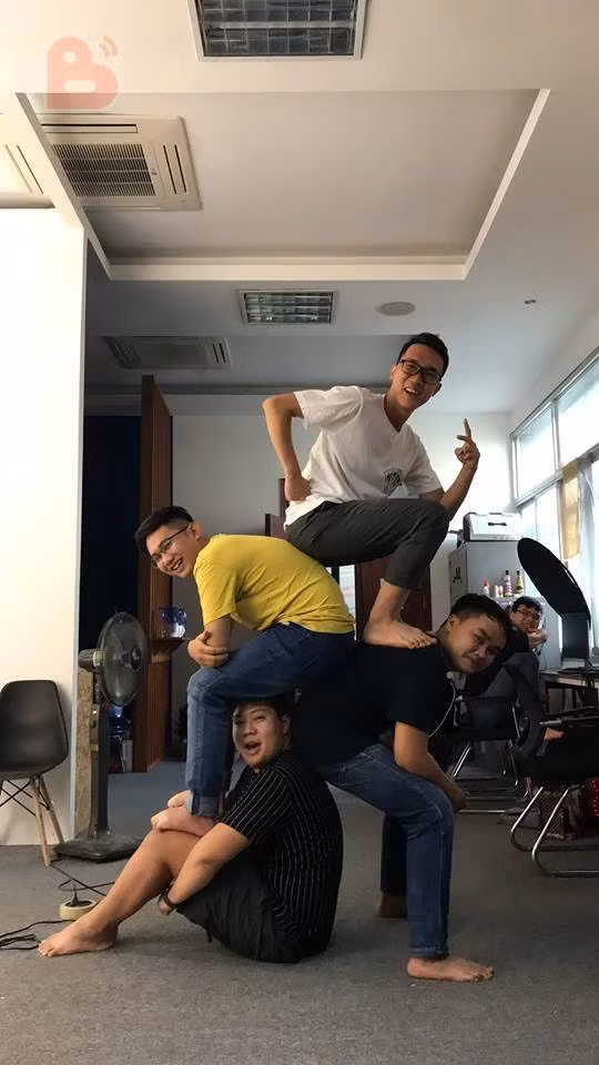 Tuy nhiên, khó đến mấy thì cũng chẳng làm dân mạng chào thua đâu và từ đó rất nhiều những bức ảnh theo cách chụp ảnh này đã được CĐM thực hiện.