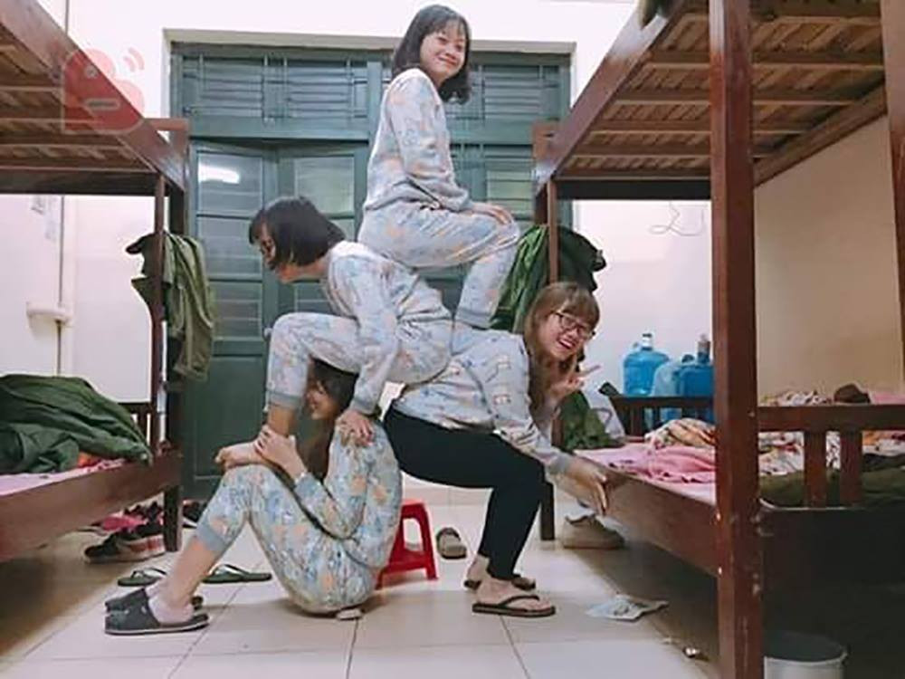 Lần lượt một người ngồi bệt thấp nhất làm trụ, người thứ hai ngồi ghé vào đầu vai người thứ nhất, người thứ ba ngồi dựa vào người thứ hai và người thứ 4 ngồi trên cùng.