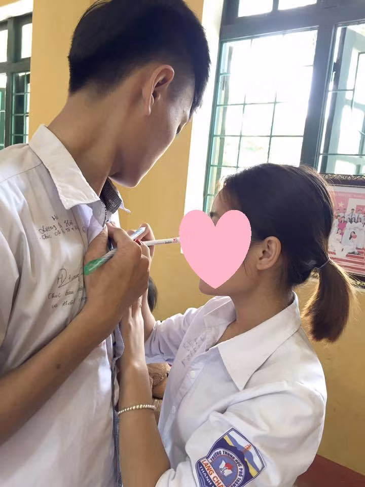 Bên cạnh những ý kiến chỉ trích cho rằng, hành đồng viết lưu bút vào ngực áo nữ sinh là điều không nên thì vẫn còn đó những ý kiến cho rằng hãy để mọi thứ trở nên nhẹ nhàng hơn. Bởi đây không phải là hành động sàm sỡ, thô lỗ mà chỉ là lưu lại kỉ niệm.