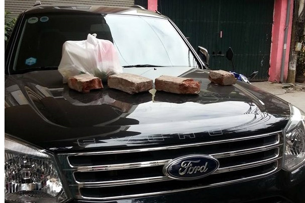 Chưa dừng lại ở đó, khi đã đỗ sai, nhiều chủ xe còn gân cổ lên cãi nhau với chủ nhà nhưng ngay lập tức đã bị dằn mặt.