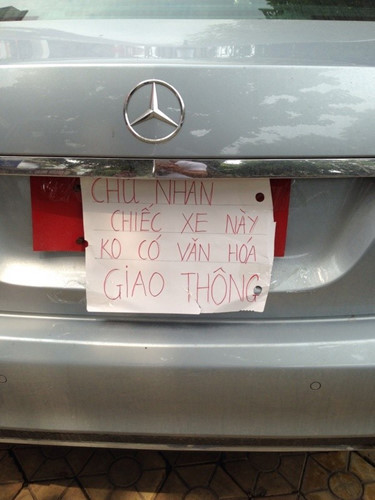 Tại Hà Nội, có trường hợp lái xe đỗ xe thiếu ý thức, bịt lối ra vào của nhiều nhà dân hoặc đỗ trước cửa hàng, trụ sở cơ quan, doanh nghiệp, gây bức xúc.