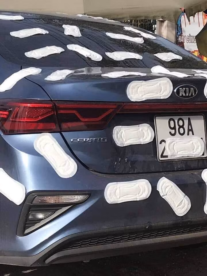 Chủ nhân của màn đỗ xe vô ý thức đã chắn luôn lối vào quán nước. Không chấp nhận được cách đỗ xe này, những người kinh doanh tại khu vực này đã mua băng vệ sinh dán đầy xe để "dằn mặt" chủ xe.