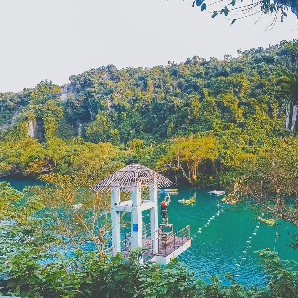 Đặc biệt, nếu bạn đến Suối Nước Moọc vào mùa bướm trắng thì nhất định bạn không muốn rời khỏi chốn thiên đường này.