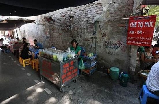 Ở thời của các 8X, 9X chỉ với 2.500 đồng, các bạn trẻ có thể tham gia đại tiệc buffet" với đủ các thứ chè tại chè tự múc Hàm Long. Mỗi loại chè được đặt trong âu riêng, nào trân châu, nào thạch, nào sợi chè thái, rồi các kiểu chè bưởi, chè đậu xanh, đậu đỏ, chè chuối. Ai nấy đều thỏa sức sáng tạo với những cốc chè đủ màu sắc và "nỗ lực" múc cho đầy ngập miệng mới thôi.