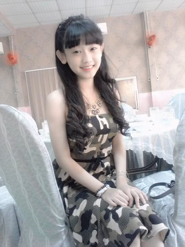 Tiếp tục đào bới trang cá nhân của hot girl Cà Mau này, nhiều người còn phát hiện thêm những bức ảnh cũng không kém phần sốc. Ngay sau khi dòng chia sẻ của cô nàng được đăng tải, đã nhận được sự quan tâm theo dõi đông đảo của cư dân mạng. Nhiều ý kiến cho rằng Thật nực cười khi nhan sắc hiện tại là do “đập đi xây lại” mà cô lại đem so sánh với quá khứ và tự nhận là trưởng thành.