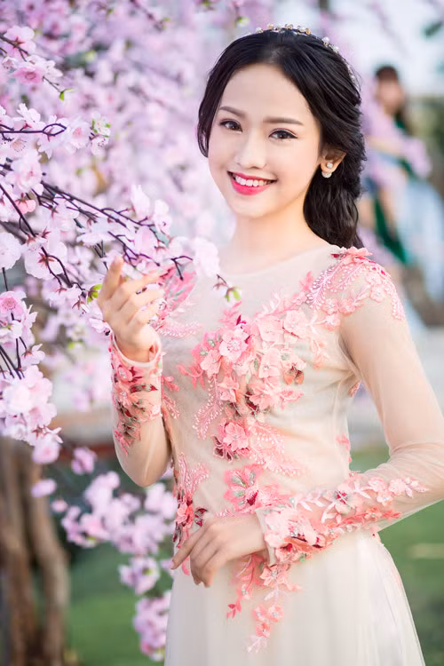 Sau một thời gian im ắng, hot girl Thúy Vi đã được nhiều người nhắc tới khi cô nàng sinh năm 1998 này tuyên bố sẽ tham gia chương trình The Face (Gương mặt thương hiệu) mùa thứ hai. Vì thế, nên những hình ảnh, hoạt động của cô nàng này liên tục được cư dân mạng cập nhật và theo dõi thường xuyên. Ảnh trong bài: Facebook nhân vật.