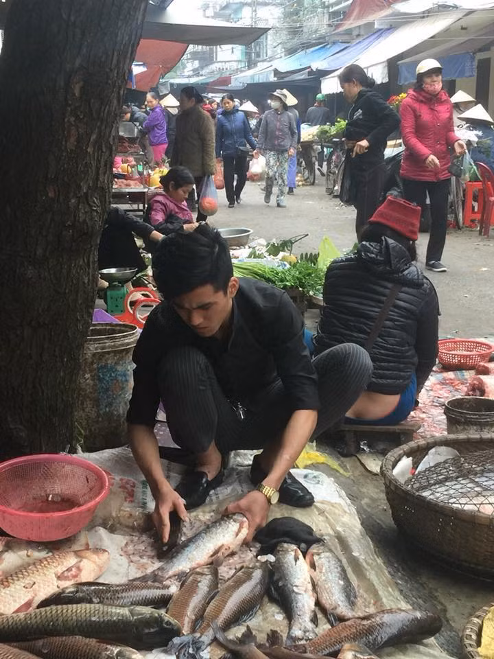 Những hình ảnh của hot boy Hà Nam vẫn diễn bộ trang phục lịch lãm với quần âu, áo sơ mi, giày tây ngồi làm thịt cá ở ngoài chợ xuất hiện bất ngờ trên fanpage quy tụ nhiều chị em. Ngay sau khi xuất hiện, những hình ảnh này ngay lập tức được chú ý và thu hút bình luận của dân mạng.