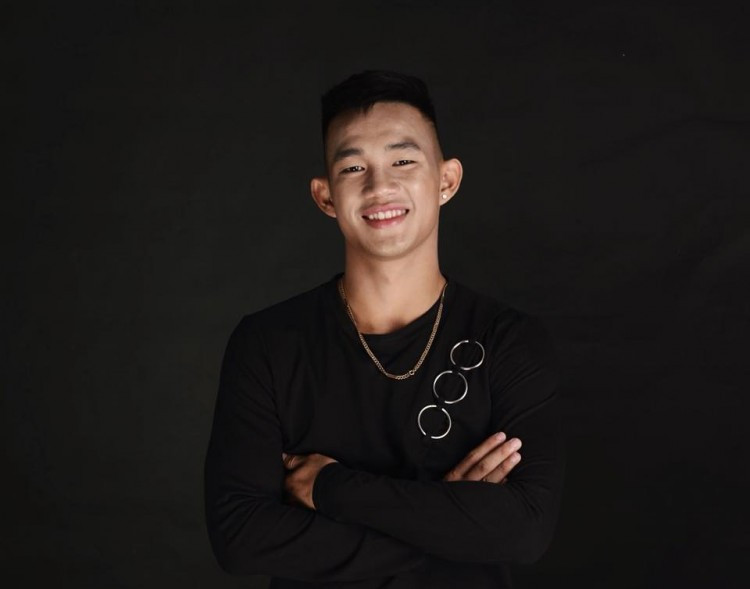 Nguyễn Hồng Sơn là một trong những cầu thủ trẻ có phong độ tốt, được kì vọng là trụ cột của ĐT U19 Việt Nam tham dự vòng chung kết U19 Châu Á. Ở giải tứ hùng diễn ra vào tháng 4 vừa qua, anh đã chơi rất nổi bật và được giới chuyên môn đánh giá cao.