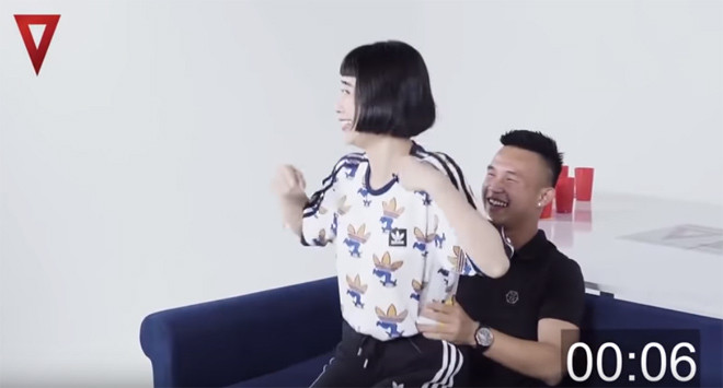 Cụ thể, đó là chàng cầu thủ ĐT U19 Việt Nam đã tham gia vào chương trình Dare Pong cùng với ca sĩ Tuệ Phương (P.M Band). Đáng nói, clip được phát có cảnh phản cảm khiến cho cộng đồng mạng phản ứng vì Hồng Sơn sinh năm 2000.