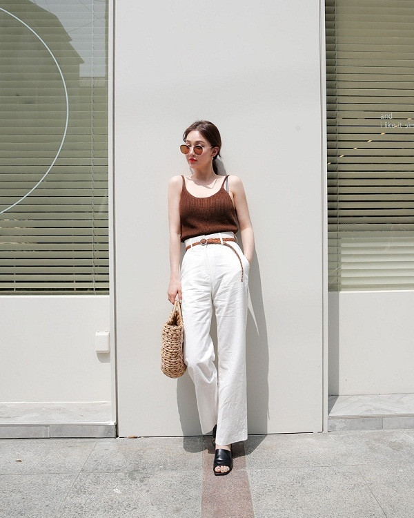 Để có set đồ đơn giản mà hợp mốt nhất, bạn nên sơ vin áo với quần để tổng thể được gọn gàng, chỉn chu và tinh tế hơn nhé!