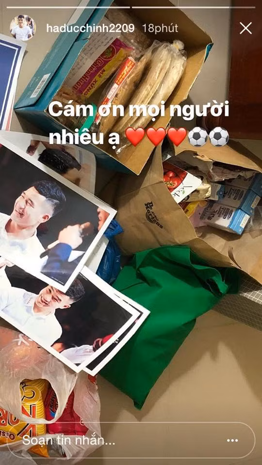 Hà Đức Chinh cũng đăng ảnh quà fan tặng kèm theo lời cảm ơn chân thành. Chính điều này giúp hai cầu thủ U23 Việt Nam có được nhiều thiện cảm hơn từ người hâm mộ.