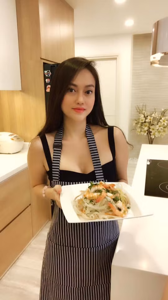 Bài chia sẻ nhanh chóng thu hút sự chú ý bởi nhan sắc trẻ đẹp ấn tượng của bà ngoại của Giao Phạm. Nhiều bình luận không chỉ khen nhan sắc của nữ giáo viên này và không quên dành những mỹ từ cho bà ngoại của cô nàng.