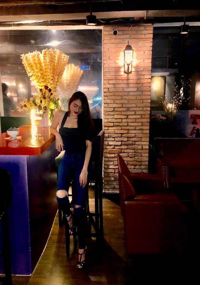 Trước đó, những hình ảnh về cô giáo Giao Phạm được chia sẻ trên mạng xã hội với những lời khen như "cô giáo hack tuổ", "nhan sắc không tuổi" từng gây bão mạng cách đây khoảng 2 năm.