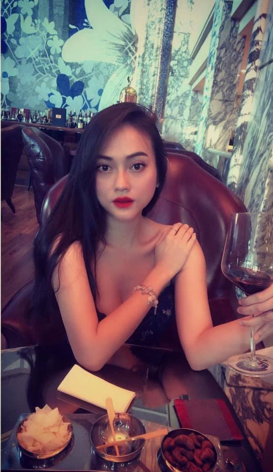 Nếu mới gặp nữ giáo viên dạy nấu ăn - Giao Phạm chắc hẳn sẽ khiến nhiều người lầm tưởng rằng cô có độ tuổi dưới 30. Nhưng thực tế, năm nay, cô đã bước sang tuổi 38 và nặng 46,47 ký, cao 1m67.