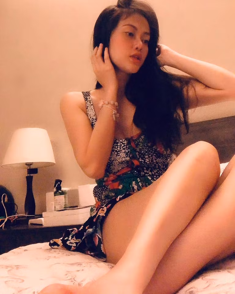 Tuy nhiên, dân mạng phát hiện ra rằng đẹp theo gen là có thật và Giao Phạm là một minh chứng. Mới đây trên trang cá nhân, nữ giáo viên dạy nấu ăn này đã cho đăng tải bức ảnh về bà ngoại của mình và nhanh chóng thu hút được sự chú ý.