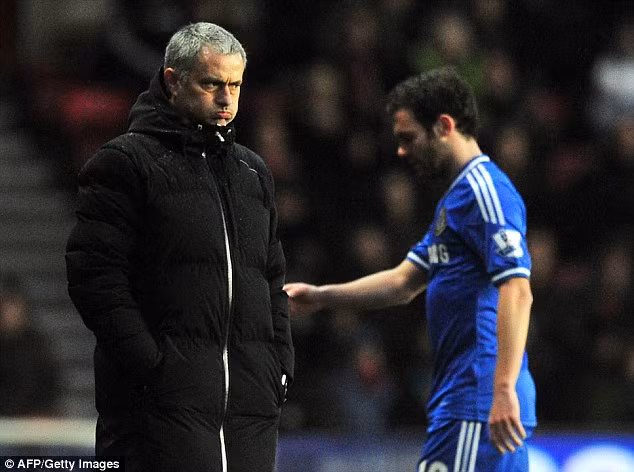 Mata là cầu thủ 2 năm liền giật giải thưởng xuất sắc nhất Chelsea tuy nhiên, Jose Mourinho đã thay đổi tất cả.