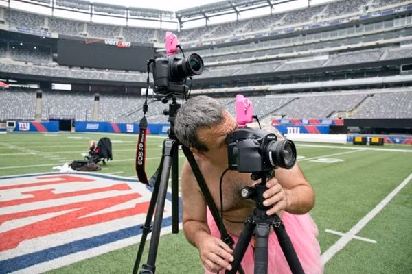 Trong suốt 12 năm qua, Bob Carey đã mặc bộ váy hồng suốt 12 năm qua để "mua vui" cho người vợ đang phải chống chọi với căn bệnh ung thư quái ác.