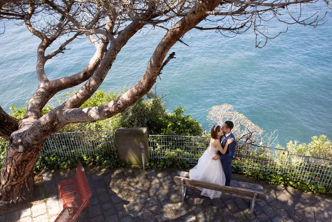 Bộ ảnh cưới chụp ở 3 quốc gia khác nhau của hot girl sinh năm 1991 đã thể hiện được rất nhiều màu sắc khác nhau: Chất ngọt ngào, phiêu bồng của nước Ý, cảnh vật lãng mạn, nồng nàn ở nước Pháp và những điều thân quen, bình dị đậm chất Việt Nam...