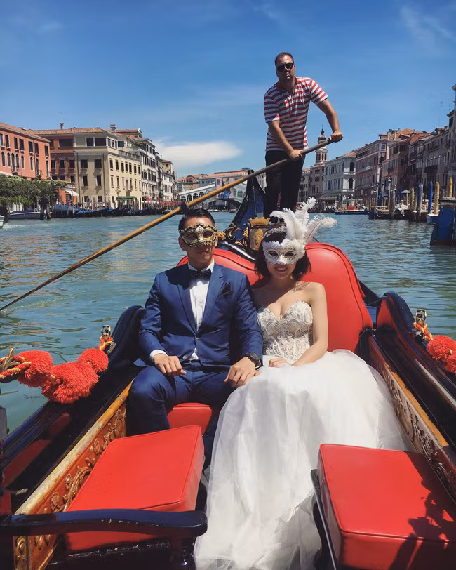 Thời gian qua, Tú Linh làm MC ở kênh truyền hình K+, ngoài ra cô cũng tham gia nhiều hoạt động chụp hình quay phim quảng cáo của một số hãng game liên quan đến thể thao.