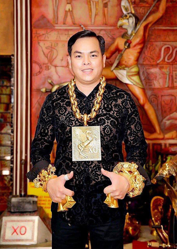 Sáng 10/04, mọi sự chú ý trên MXH đều đổ dồn vào thông tin đại gia Phúc XO – người được mệnh danh là đeo nhiều vàng nhất Việt Nam bị công an bắt giữ. Phúc XO (SN 1984, tên thật là Trần Ngọc Phúc, ngụ quận 12, TP.HCM) bị công an tạm giam để điều tra vì có liên quan tới hoạt động ma túy tại quán karaoke nằm trên đường Trường Trinh (Thân Thới Nhất, quận 12) do chính đối tượng này làm chủ.