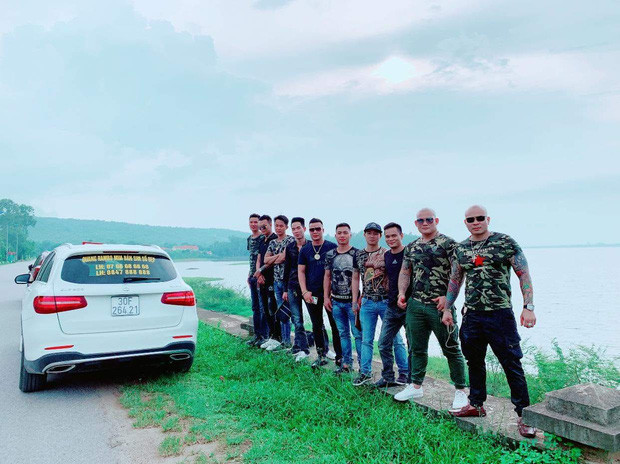 Như một xu thế chung của giới giang hồ thời 4.0, Quang Rambo cũng là một nhân vật tiếng tăm trên MXH. Trang cá nhân Facebook có tên Đỗ Văn Quang của đối tượng này hiện có tới hơn 135 nghìn lượt theo dõi. Trên trang cá nhân của mình, Quang thường xuyên đăng tải hình ảnh mang tính chất... khoe của với vàng, hàng đống tiền mặt, hàng hiệu... với mục đích khuếch trương thanh thế, lôi bè kéo cánh.