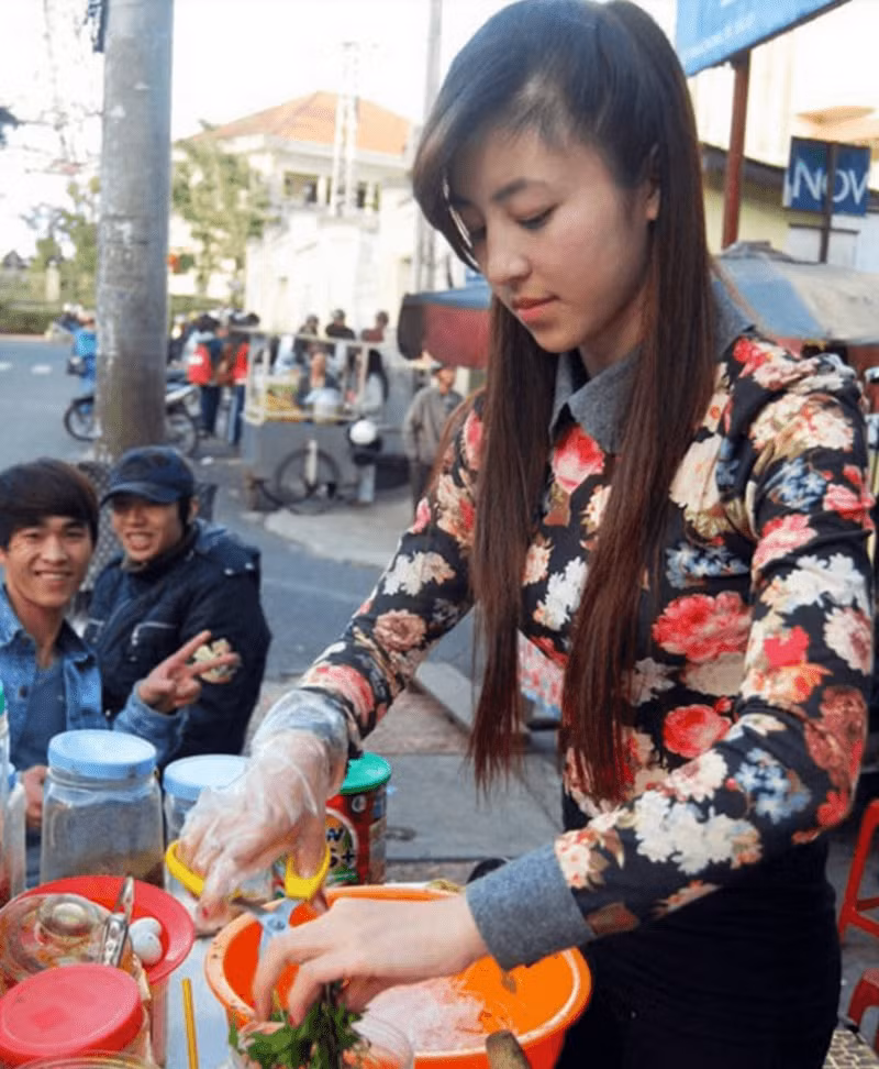 Cụ thể, trên trang Koreaboo.com đã cho đăng tải những bức hình khi bán hàng của hot girl bánh tráng Việt Nam và kèm theo đó, trang báo của Hàn Quốc dành nhiều bình luận tích cực cho cô gái xinh đẹp này.