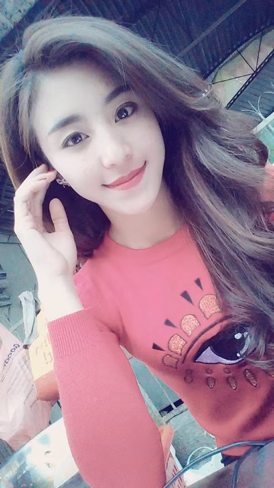 Bên cạnh những ý kiến khen ngợi vẻ đẹp cũng có một số thành viên khác lại cho rằng việc xin chụp ảnh cùng với cô nàng bán bánh tráng Bảo Chi sẽ khiến cho hoạt động bán hàng của cô gặp nhiều khó khăn.