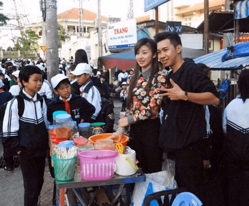 Dưới bài viết của trang báo Hàn Quốc, rất nhiều độc giả từ xứ sở Kim Chi đã có lời ngợi khen cho hot girl bánh tráng Việt Nam. Cụ thể, thành viên có nickname Lee Tuuk Yong chia sẻ:"Tôi biết đến nét đẹp của người phụ nữ Việt Nam đã lâu qua những bức ảnh. Nhưng cô gái này quả là quá đẹp khiến tôi phải ngỡ ngàng".