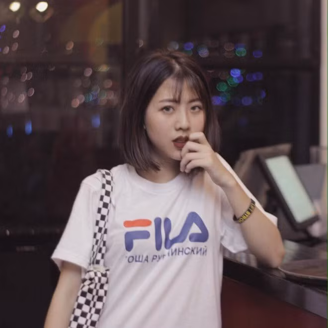 Thu Trang cho biết thêm, trước đây cô bạn này cũng từng rất nhiều lần thực hiện các màn ăn uống mà không bỏ khẩu trang như ăn kẹo mút và mới đây nhất là uống trà sữa được dân mạng đăng tải trên các fanpage.